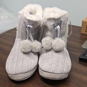 La Vie En Rose Grey Faux Fur Pom Pom Ankle Slippers